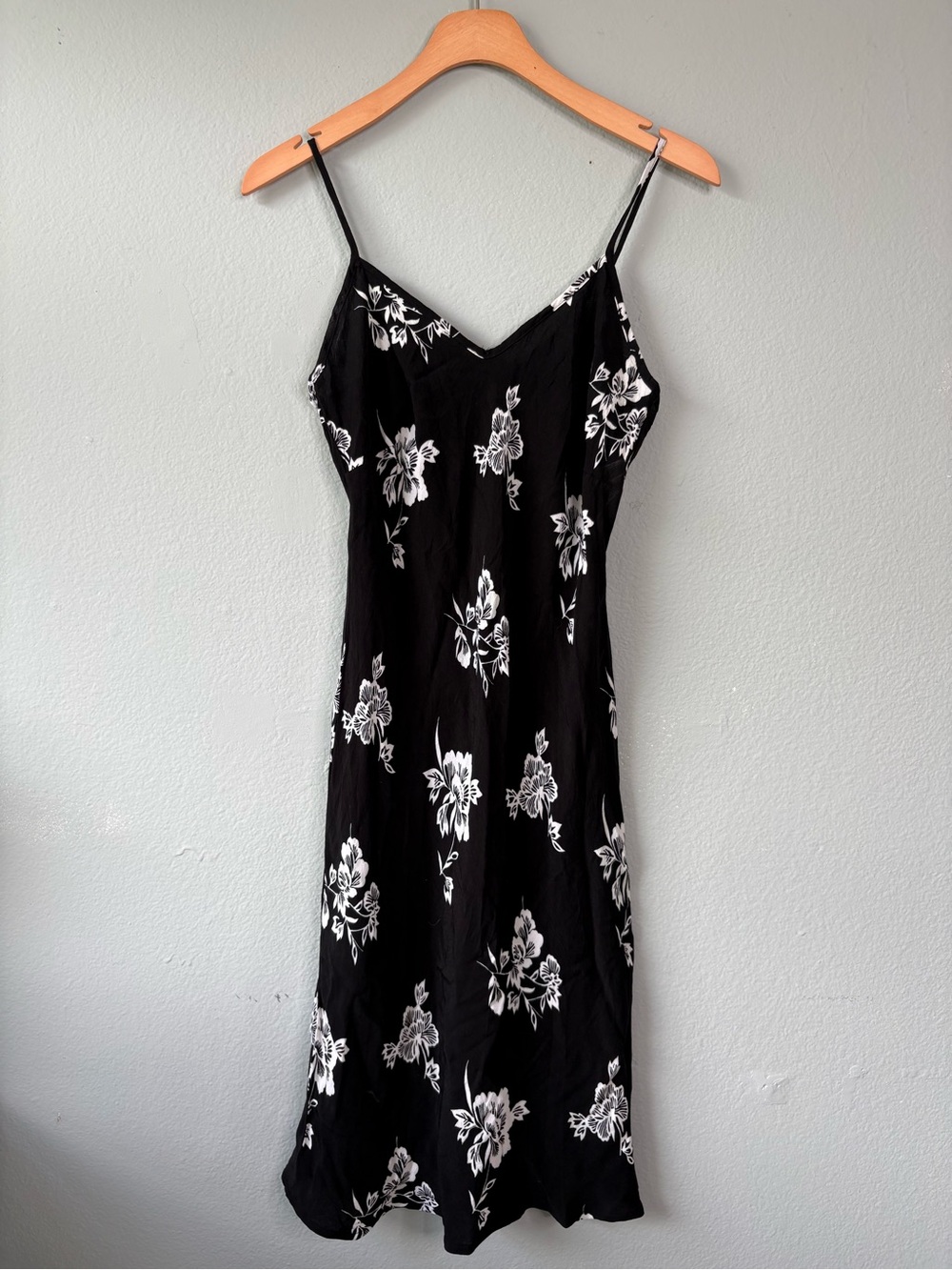 GAP slim Midi Dress. black and white floral spaghetti strap v neck
